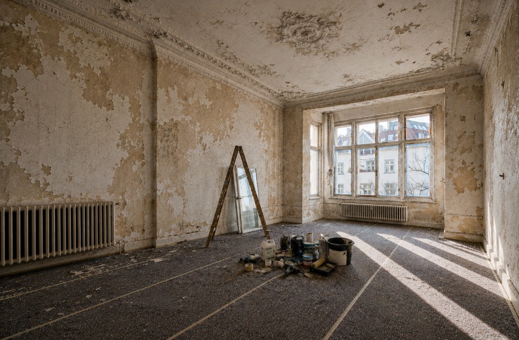 Unsanierter Altbau-Raum vor der Sanierung